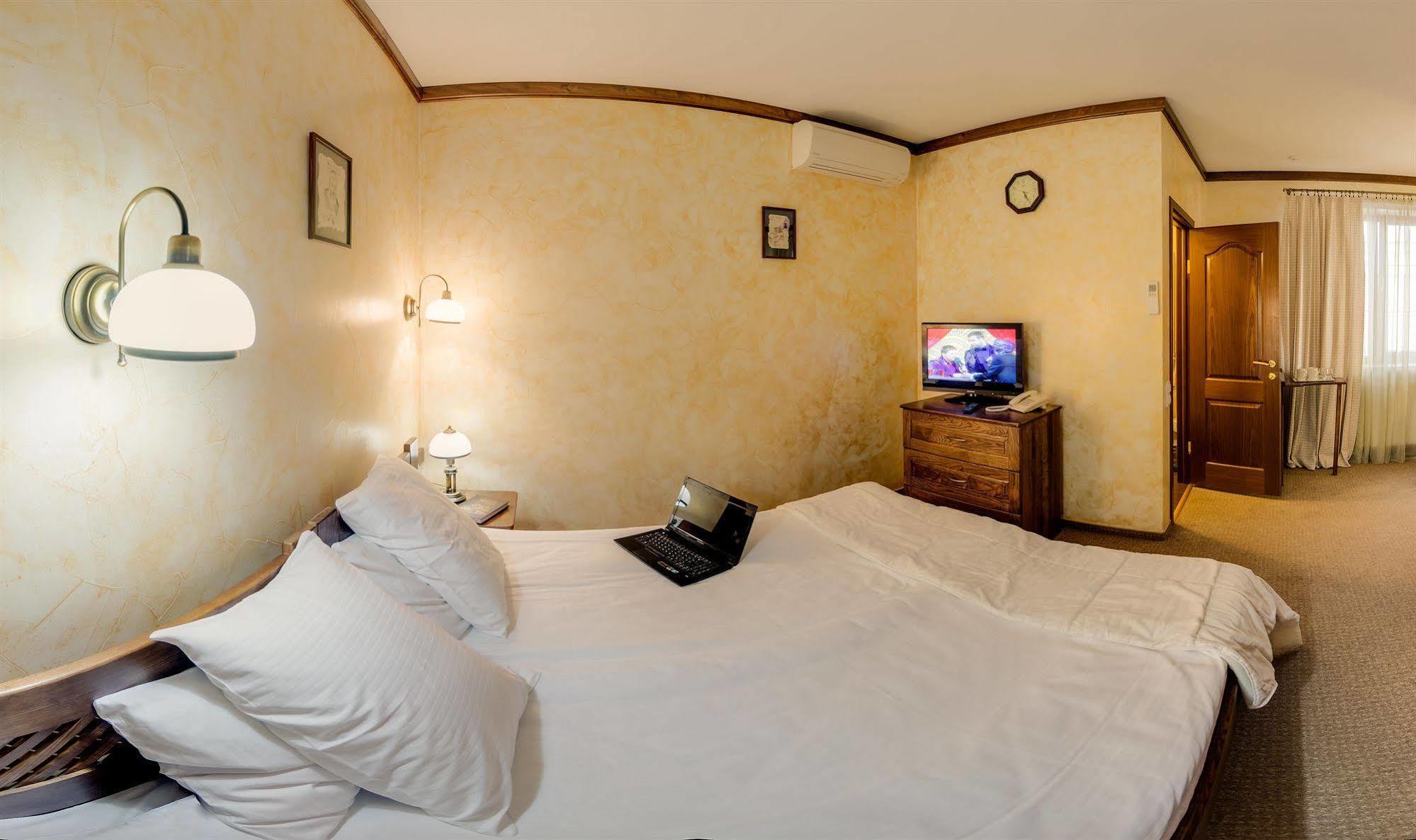 Pid Templem Hotel Ivano-Frankivs'k Esterno foto