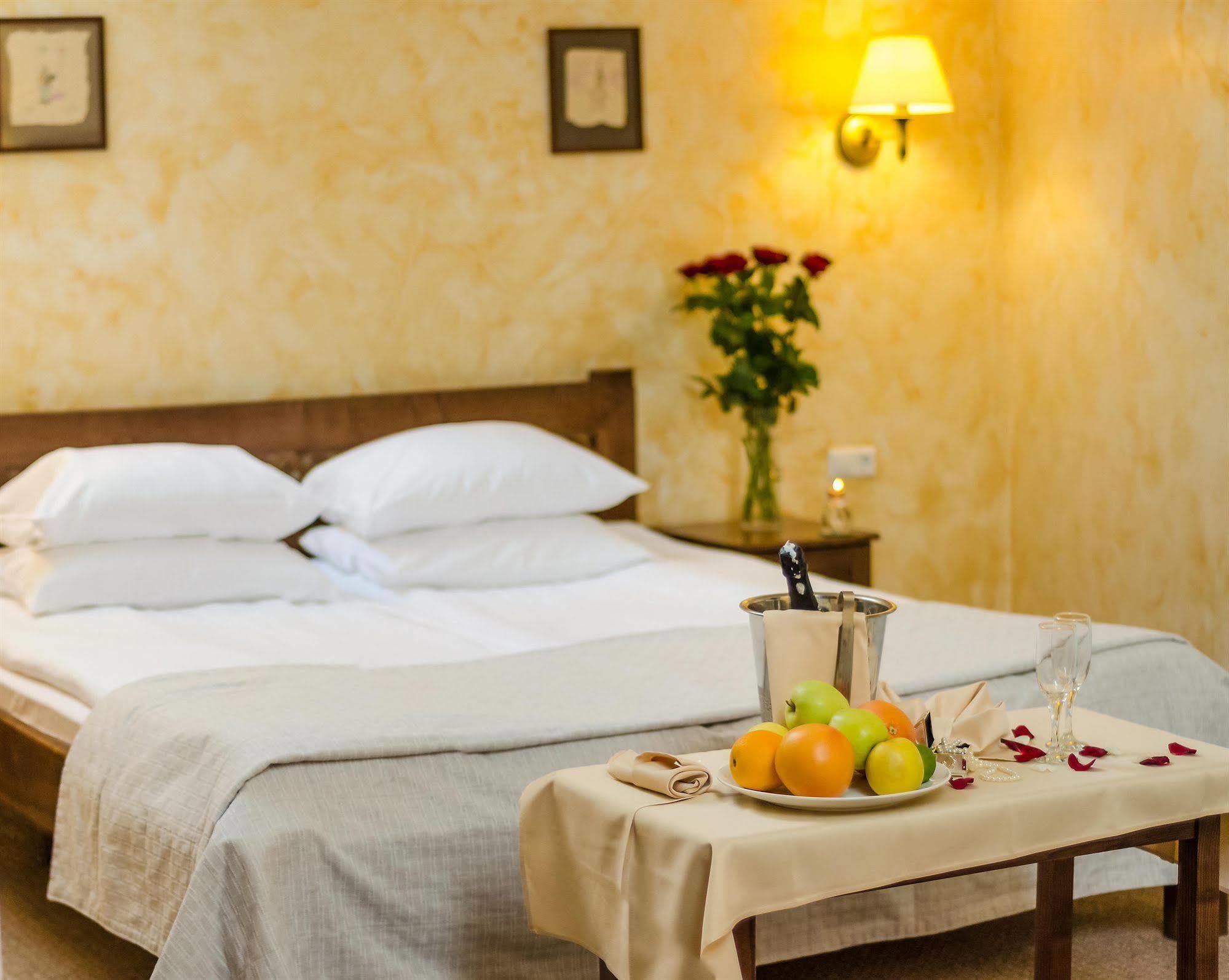 Pid Templem Hotel Ivano-Frankivs'k Esterno foto